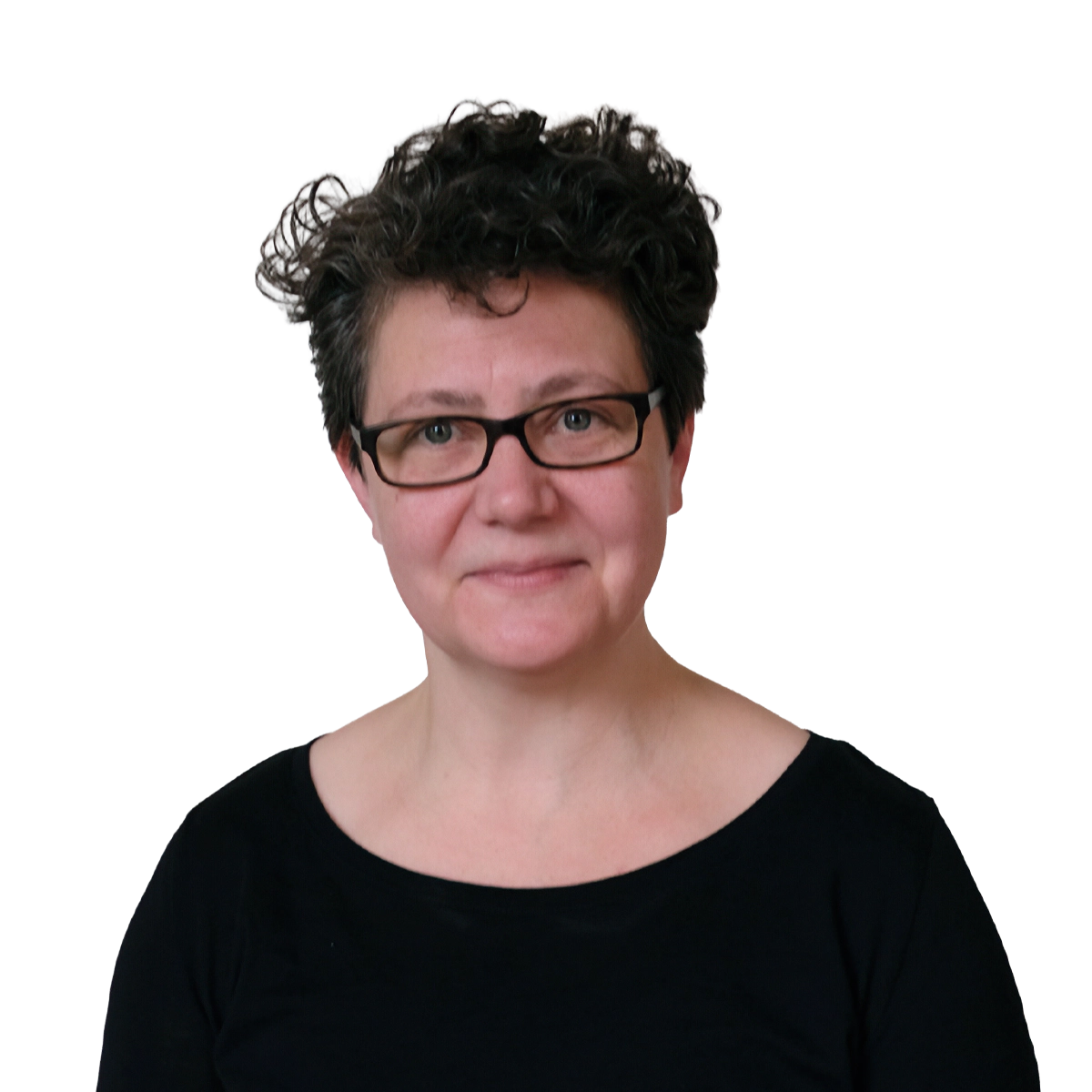 Auf dem Bild ist eine weibliche Person zu sehen die im Porträtmodus in die Kamera blickt. Die Person hat kurze braune Haare und trägt eine Brille. Die Person hat ein schwarzes Oberteil an.
