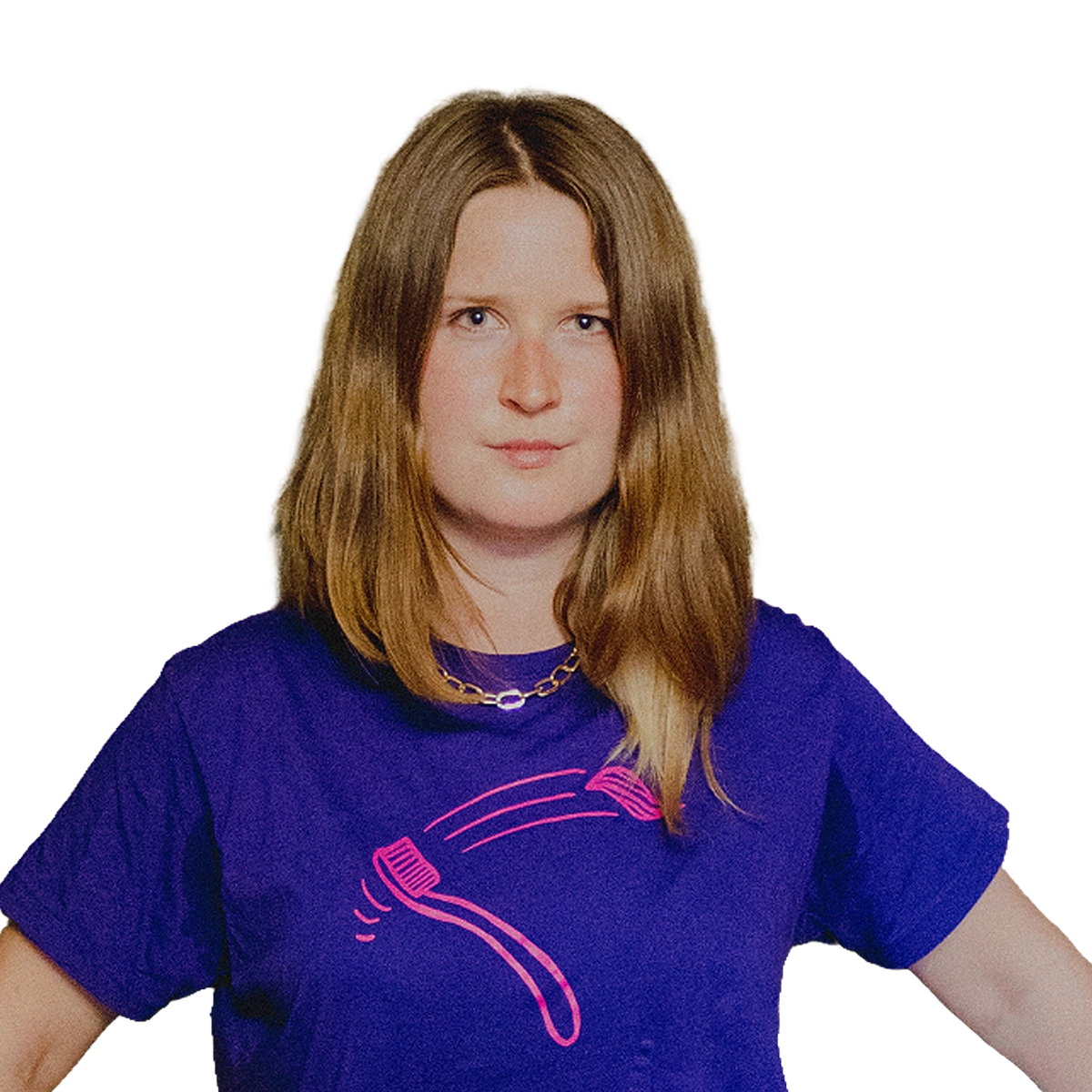 Auf dem Bild ist eine weibliche Person zu sehen die im Porträtmodus in die Kamera blickt. Die Person hat hellbraune lange Haare und hat ein blaues T-Shirt an.