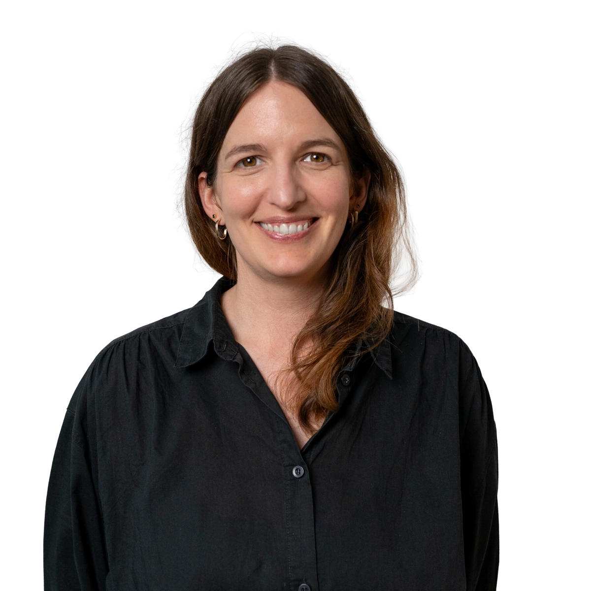 Auf dem Bild ist eine weibliche Person zu sehen die im Porträtmodus in die Kamera blickt. Die Person hat lange braune Haare und eine schwarze Bluse an.